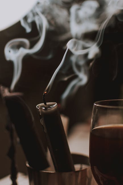 Bodegón dramático con humo de velas en el laboratorio