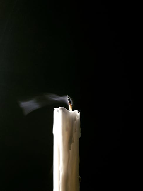 Vela con humo sobre fondo oscuro